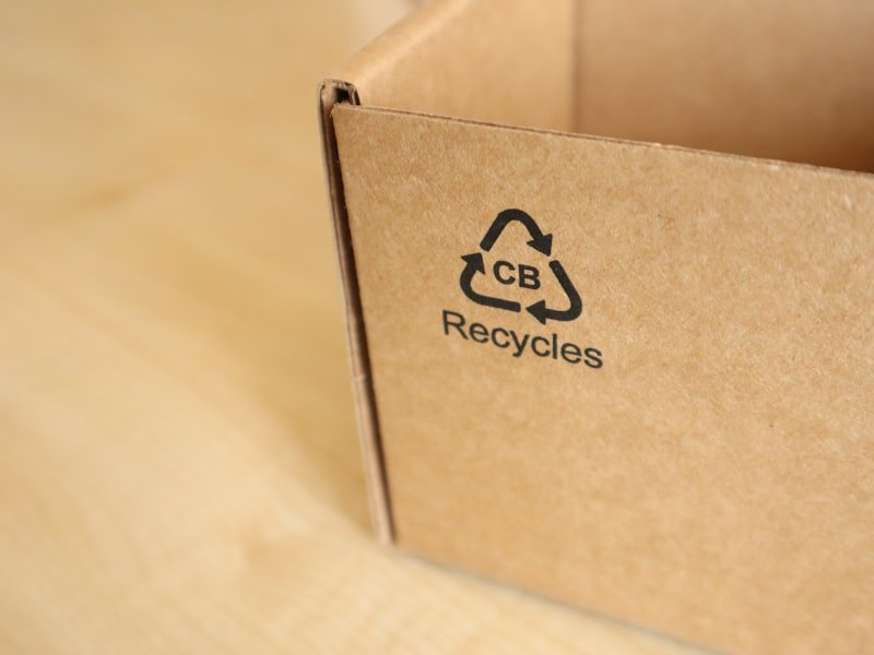 Kraft fibre container printed with a recycling mark
